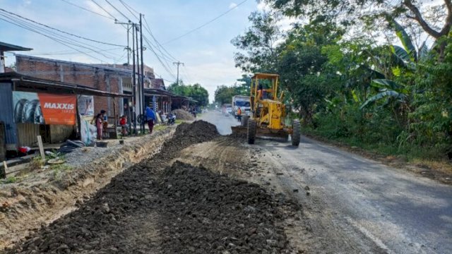 Proses pengerjaan Ruas Jalan Poros Kabupaten Pinrang-Sidrap. (Istimewa)