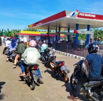 SPBU&nbsp;di Raha Lebih Utamakan Pengisian Jerigen Dibanding Kendaraan Motor dan Mobil