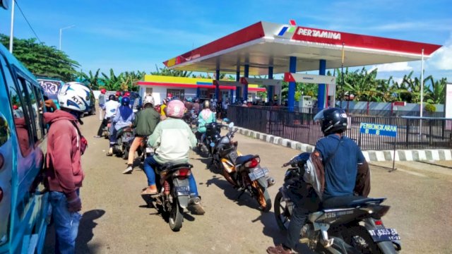 Suasana masyarakat pada saat mengantri pengisian BBM Pertalite di SPBU milik PT. Silvi Anda Energi Raha, yang terletak di Jalan Abdul Kudus, Kelurahan Raha II, Kecamatan katobu, Kabupaten Muna, Sulawesi Tenggara, Kamis (21/04/2022). Kamis (21/04/2022). (Foto: Rustam/Republiknews.co.id)