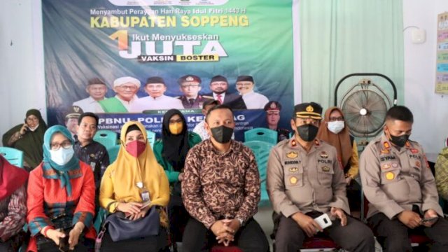 Wakapolres Soppeng, Kompol Muhiddin Yunus bersama Kakan Kemenag Soppeng, saat mengikuti virtual vaksinasi mudik 2022 di media center Covid-19 Soppeng, Kamis (21/04/2022). (Ist)