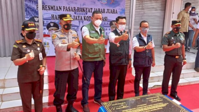 Gubernur Jawa Barat Ridwan Kamil dan Plt Wali Kota Bwkasi Tri Adhiyanto, disaksikan Forkompinda Kota Bekasi saat akan melakukan penandatanganan Prasasti Peresmian Pasar Sakyat Jabar Juara Harapan Jaya di Kota Bekasi, Rabu (20/04/2022). (Istimewa)