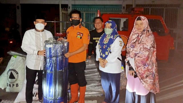 Tim dari BPBD Sulsel menyalurkan bantuan untuk warga korban Kebakaran di Jalan Vetetan Kota Makassar, Rabu (20/04/2022). (Istimewa)