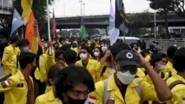 Ribuan mahasiswa penuhi kawasan patung kuda, Jakarta, Kamis (21/04/2022). (Sc)