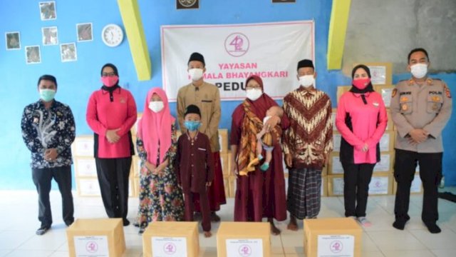 Bantuan paket sembako diserahkan dalam rangka HUT 42 Yayasan Kemala Bhayangkari, Kamis (21/04/2022). (Ist)