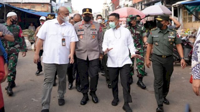 Gubernur Sulsel Andi Sudirman Sulaiman, bersama Kapolda Irjen Pol Nana Sudjana, Irdam XIV Hasanuddin Brigjen TNI Dwi Endro Sasongko dan Kepala Kanwil VI KPPU Makassar Hilman Pujana, saat meninjau harga bahan pokok di Pasar Terong Kota Makassar, Kamis (21/04/2022). (Istimewa)
