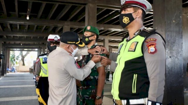 Wakil Bupati Gowa Abd Rauf Malaganni saat memimpin Apel Gelar Pasukan Operasi Ketupat 2021 dalam Rangka Perayaan Hari Raya Idul Fitri 1443 H di Pelataran Istana Tamalate, Jum'at (22/04/2022). (Ist)