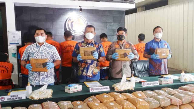 Press Conference Polda Metro Jaya pengungkapan Ganja 471 KG, Jumat (22/04/2022). (Foto. Wahyu Widodo/Republiknews.co.id)Barang Bukti Ganja Dihadirkan berikut 8 tersangka pengedar foto: wahyu widodo republiknews.co.id
