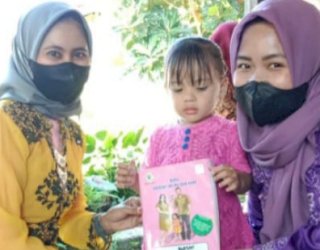 Hari Kartini, Nakes di Puskesmas Togo-togo Jeneponto Kenakan Kebaya Saat Gelar Imunisasi