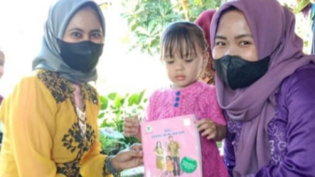 Tenaga Medis Puskesmas Togo-togo, Kecamatan Batang, Kabupaten Jeneponto, mengenakan kebaya saat memberikan imunisasi, Kamis (21/04/2022). (Foto: Andi Nurul Gaffar/Republiknews.co.id)