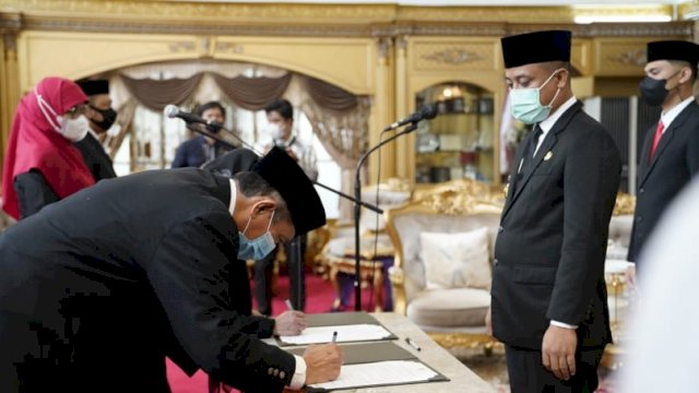 Gubernur Sulsel Andi Sudirman Sulaiman, melantik Pejabat Fungsional Ahli Utama, di Rumah Jabatan Gubernur, Kamis (21/04/2022). (Istimewa)
