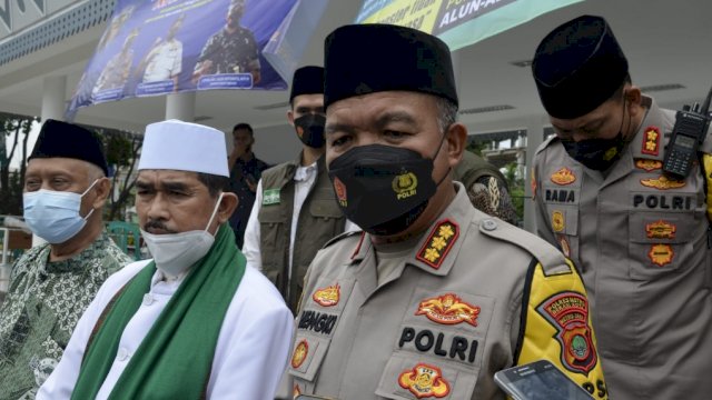 Kapolres Metro Bekasi Kota Kombes Pol Hengki, saat diwawancarai awak media di Alun-alun Hasibuan Kota Bekasi pada Kamis (21/04/2022). (Istimewa)