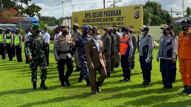 Pemeriksaan Pasukan Ops Ketupat Cartenz 2022 oleh Wabup Merauke Muhammad Riduwan, di Lapangan Apel Polres Merauke, Jumat (22/04/2022). (Istimewa)