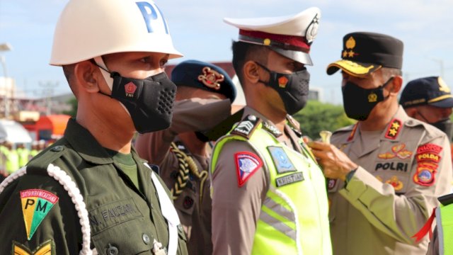 Kapolda Sulteng Irjen Pol Rudi Sjufahriadi, secara simbolis meresmikan operasi Ketupat Tinombala dengan cara memakaikan pita kepada petugas, Jumat (21/04/2022). (Istimewa)