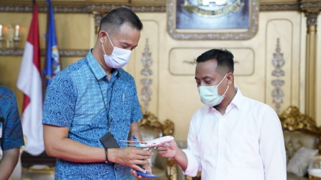 Gubernur Sulsel Andi Sudirman Sulaiman, menerima cendera mata Miniatur Pesawat Garuda dari Regional CEO Kalimantan, Sulawesi, Maluku, dan Papua PT&nbsp; Garuda Indonesia (Persero) Tbk, Berthon Hutapea, di Rujab Gubernur Sulsel, Kamis (21/04/2022). (Istimewa)