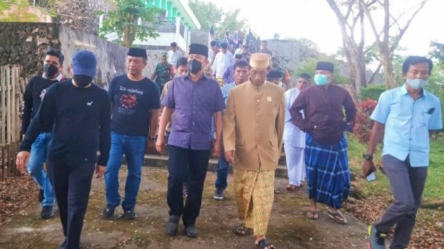 Mantan Panglima Komando Daerah Militer (Kodam) XIV Hasanuddin, Mayjen TNI (purn) Andi Sumagerukka (Tengah, Kopia Hitam) usai melaksanakan Salat Jumat Berjamaah di Masjid Tertua di Kabupaten Muna, Jumat (22/04/2022). (Foto: Rustam/Republiknews.co.id)