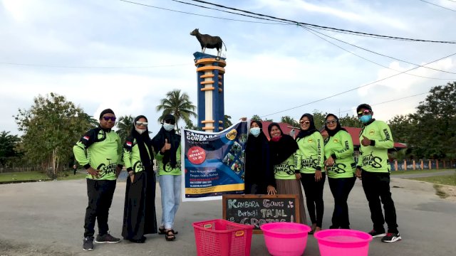 Kambara Gowes Official (KGO) Muna Barat saat membagikan Takjil pada Warga, Jumat (Foto: Khairshan Sacriel/Republiknews.co.id)