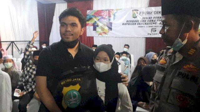 Youtuber Thariq Halilintar menyerahkan bingkisan bantuan untuk masyarakat yang membutuhkan di Polsek Cengkareng, Jakarta Baret, Jumat (22/04/2022). (Istimewa)