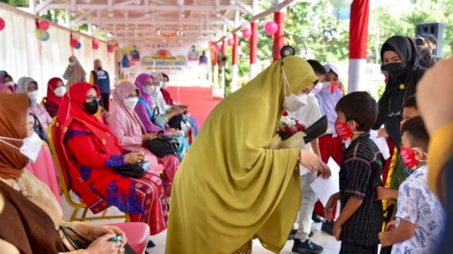 Ketua TP PKK Provinsi Sulawesi Selatan Naoemi Octarina, memberikan hadian kepada murid lomba menggambar pada Perayaan Pekan Imunisasi Dunia Provinsi Sulsel, di Pelataran Rumah Jabatan Gubernur, Kamis (21/04/2022) kemarin.