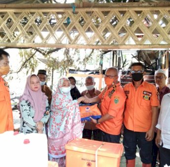 Tiga Rumah Panggung Terbakar di Barru, BPBD Sulsel Salurkan Bantuan