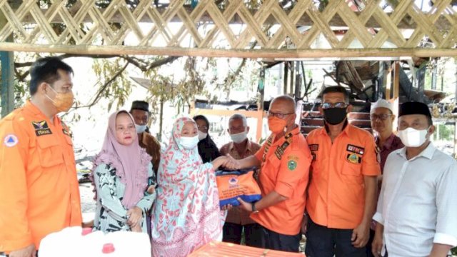 Petugas BPBD Sulsel menyalurkan bantuan untuk korban kebakaran di Dusun Maddo, Desa Tellupanua, Kecamatan Tanete Rilau, Kabupaten Barru, Jumat (22/04/2022).