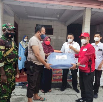 Gerak Cepat, PMI Makassar Salurkan Bantuan Korban Kebakaran di Aspol