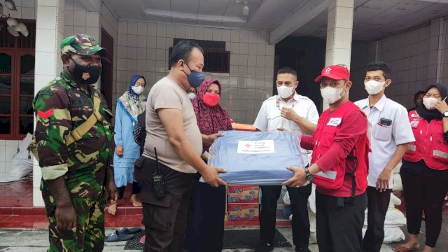 Ketua PMI Kota Makassar, Syamsu Rizal (Deng Ical), menyerahkan bantuan kepada korban kebakaran secara simbolis, Jumat (22/04/2022). (Istimewa)