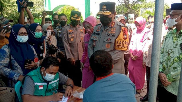 Kapolda Sulsel Irjen Pol Nana Sudjana, meninjau pelaksanaan vaksinasi di Booster di Kantor Kemenag Kabupaten Jeneponto, Sabtu (23/04/2022). (Foto: Andi Nurul Gaffar/Republiknews.co.id)