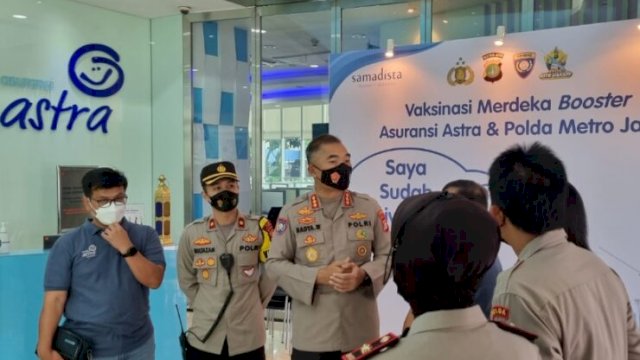 Dir Binmas Polda Metro Jaya Kombes Pol Badya Wijaya, meninjau kegiatan vaksinasi di jalan TB Simatupang Kav 15, Jakarta Selatan, Sabtu (23/04/2022). (Istimewa)