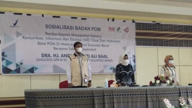 Anggota Komisi IX DPR RI Andi Ruskati Ali Baal Masdar, saat mensosialisasikan tentang bahaya Obat dan Makanan bersama BPOM kepada warga Mamuju, Sabtu (23/04/2022). (Istimewa)