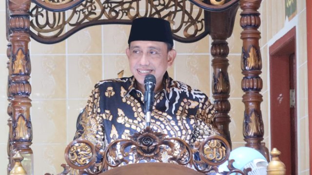 Bupati Wajo Amran Mahmud, memberikan sambutan usai Salat Dzuhur berjamaah di Masjid Taqwa Desa Makmur, Sabtu (23/04/2022). (Istimewa)