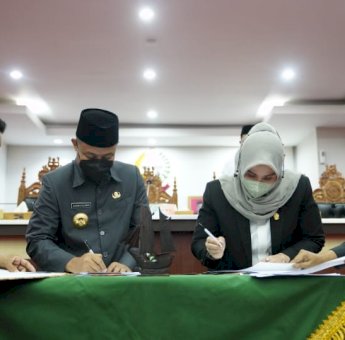 Gubernur dan Ketua DPRD Sulsel Teken Persetujuan Bersama 3 Rancangan Perda