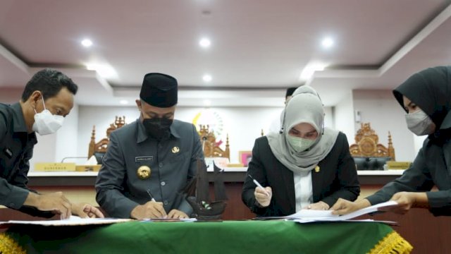 Gubernur Sulawesi Selatan, Andi Sudirman Sulaiman bersama Ketua DPRD Sulsel, Andi Ina Kartika Sari saat melakukan penandatanganan persetujuan bersama terhadap 3 Rancangan Perda pada Rapat Paripurna DPRD Sulsel, Jumat (22/4/2022). (Foto: Istimewa)