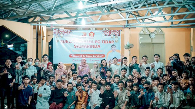 Pengurus Cabang (PC) Tidar Samarinda menggelar buka bersama dengan anak-anak yatim piatu di Panti Asuhan Ruhamaa, Jumat (22/04/2022). (Foto: Kurniawan/Republiknews.co.id)