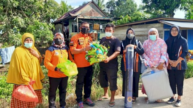 Petugas BPBD Sulsel menyalurkan bantuan untuk warga terdampak bencana angin Puting Beliun dan Angin Kencang di Kabupaten Wajo, Minggu (24/04/2022). (Istimewa)