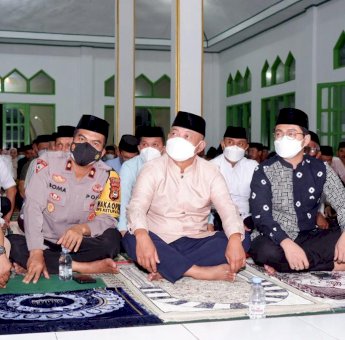 Tarawih Berjamaah, Wakil Bupati Gowa Lepas Rindu Bersama Masyarakat di Parigi