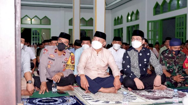 Wakil Bupati Gowa Abd Rauf Malaganni, saat melaksanakan shalat tarawih bersama masyarakat di Masjid Besar Nurussalam, Kecamatan Parigi. (Istimewa)