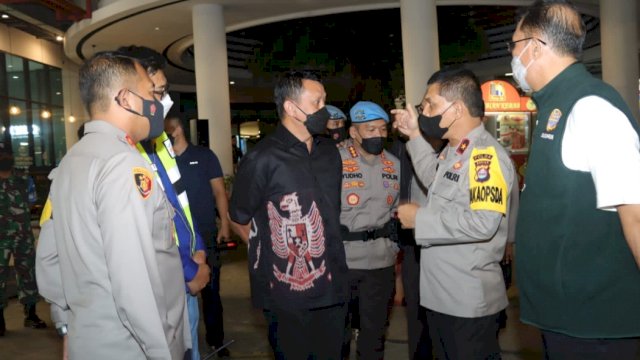 Kapolda Banten Prof. Irjen Pol Rudy Heriyanto Adi Nugroho (baju hitam), saat sidak di Pelabuhan Merak didampingi Wakapolda Brigjen Pol Ery Nursatari, Sabtu (23/04/2022). (Istimewa)