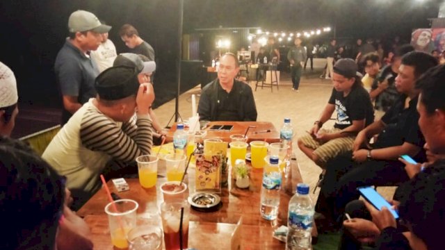 Ketua BPW KKSS Sultra Andi Sumangerukka, saat menemui sejumlah Awak Media, di kota Raha yang dibilang langit-langit, Kabupaten Muna, Sabtu malam, (23/04/2022) sekira pukul 22.00 Wita. (Foto: Rustam/Republiknews.co.id)