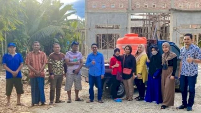 Alumni SMPN 2 Raha angkatan 2004 saat menyerahkan bantuan secara langsung pada pondok pesantren Al-Azka Desa Bangkali dan Masjid Al-Ikhlas Kelurahan Wali, Minggu (24/04/2022). (Foto: Rustam/Republiknews.co.id)