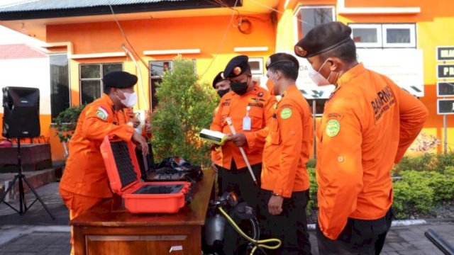 Kepala Kantor SAR Maumere, I Putu Sudayana memeriksa perlengkapan dan peralatan dari personil, Senin (25/04/2022). (Foto. Tarwan Stanislaus/Republiknews.co.id)