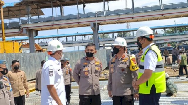 Kapolda Banten Irjen Pol Prof  Rudy Heriyanto, meninjau langsung perbaikan Dermaga 1 Pelabuhan Penyeberangan Merak dan Pos Terpadu Operasi Ketupat Maung di Terminal Eksekutif Ferry Express Merak pada, Kabupaten Cilegon, Senin (25/04/2022). (Istimewa)