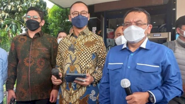 Sekjen PAN Eddy Soeparno (tengah), usai membuat laporan di SPKT di Polda Metro Jaya Senin (25/04/2022). (Ist)