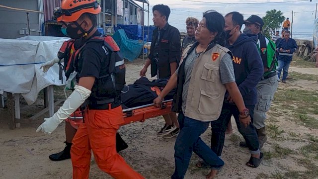 Jasad Aldi suryana saat dievakuasi tim SAR Gabungan usai tenggelam di perairan Pulau Babi, Balikpapan. (Dok Basarnas Kaltim)