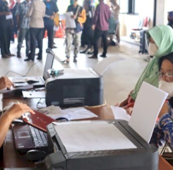 Jelang Mudik, PKL dan Usaha Warung Cairkan Bantuan Tunai di Polres Metro Bekasi Kota