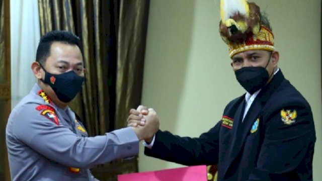 FOTO BERSAMA. Ketum DPN Pemuda Adat Papua Jan Christian Arebo dan Kapolri Jenderal Polisi Listyo Sigit Prabowo sesaat setelah selesai Audiensi. (Ist)
