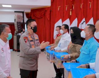 Irjen Pol Mohammad Iqbal Salurkan Bantuan Kapolri Untuk Buruh di Riau