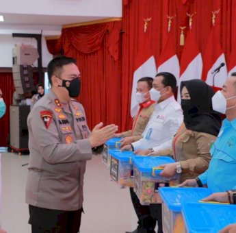 Irjen Pol Mohammad Iqbal Salurkan Bantuan Kapolri Untuk Buruh di Riau