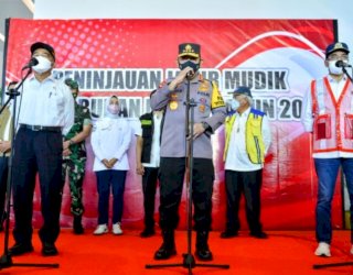 Tinjau Pelabuhan Merak, Kapolri Apresiasi Masyarakat yang Mudik Lebih Awal