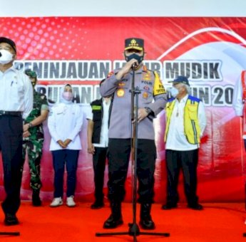 Tinjau Pelabuhan Merak, Kapolri Apresiasi Masyarakat yang Mudik Lebih Awal