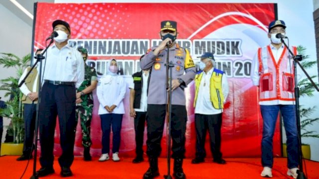 Kapolri Jenderal Polisi Listyo Sigit Prabowo saat meninjau pemudik di Pelabuhan Merak, sekaligus memastikan fasilitas pelabuhan dapat digunakan masyarakat, Selasa (26/04/2022). (Ist)